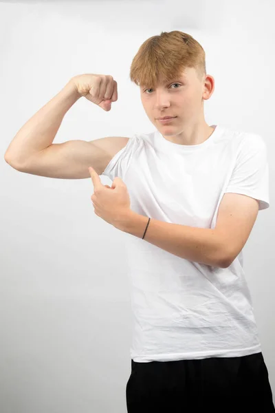 Retrato Adolescente Caucasiano Anos Que Flexiona Bíceps Aponta Para Ele — Fotografia de Stock