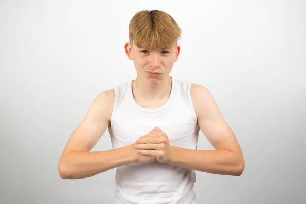 一名14岁的高加索少年身穿无袖背心 伸展肌肉的画像 — 图库照片