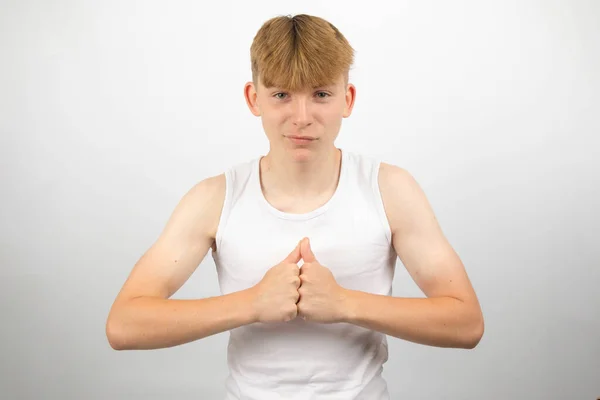 Portret Letniego Białego Nastolatka Kamizelce Bez Rękawów Napinającej Mięśnie — Zdjęcie stockowe