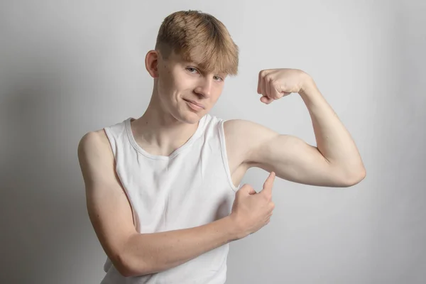 Portret Letniego Białego Nastolatka Kamizelce Bez Rękawów Napinającego Biceps Wskazującego — Zdjęcie stockowe