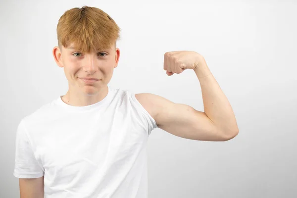 Retrato Adolescente Caucásico Años Flexionando Bíceps — Foto de Stock