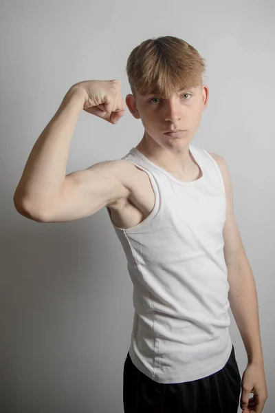 Retrato Adolescente Caucasiano Anos Vestindo Colete Sem Mangas Flexionando Seu — Fotografia de Stock