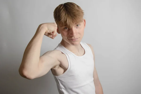 Portret Letniego Białego Nastolatka Kamizelce Bez Rękawów Napinającej Biceps — Zdjęcie stockowe