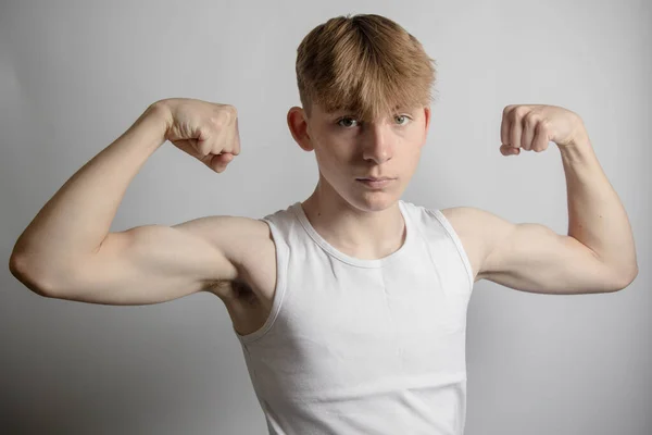 Portret Letniego Białego Nastolatka Kamizelce Bez Rękawów Napinającego Bicepsy — Zdjęcie stockowe
