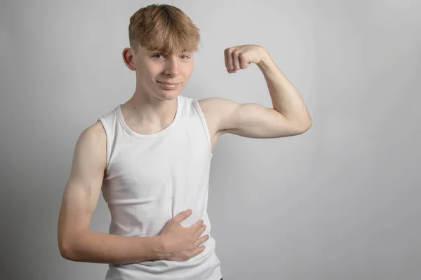 14歳の白人十代の男の子の肖像画は 彼の二重に柔らかい袖を身に着けている — ストック写真