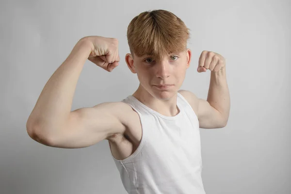 Portret Letniego Białego Nastolatka Kamizelce Bez Rękawów Napinającego Bicepsy — Zdjęcie stockowe