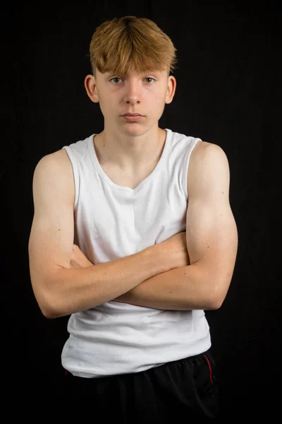 Porträt Eines Jährigen Kaukasischen Teenagers Mit Ärmelloser Weste Vor Schwarzem — Stockfoto
