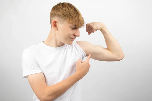 Yaşında Beyaz Bir Gencin Portresi Kaslarını Esnetiyor Onu Işaret Ediyor — Stok fotoğraf