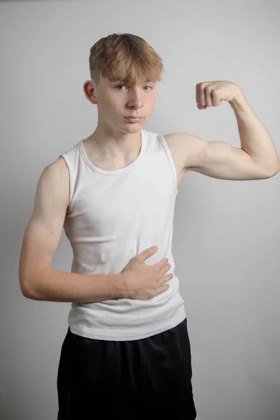 Retrato Adolescente Caucásico Años Con Chaleco Sin Mangas Flexionando Bíceps — Foto de Stock