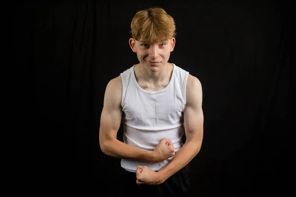 코카서스 소년의 초상화 소년에 근육을 구부리는 조끼를 — 스톡 사진