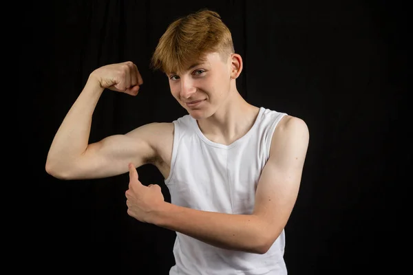 Retrato Adolescente Caucasiano Anos Usando Colete Sem Mangas Flexionando Bíceps — Fotografia de Stock