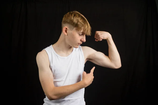 Retrato Adolescente Caucásico Años Con Chaleco Sin Mangas Flexionando Bíceps — Foto de Stock