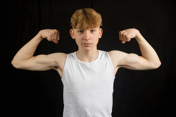 Portret Letniego Białego Nastolatka Kamizelce Bez Rękawów Napinającego Bicepsy Czarnego — Zdjęcie stockowe