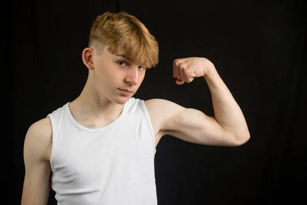 Retrato Adolescente Caucasiano Anos Vestindo Colete Sem Mangas Flexionando Bíceps — Fotografia de Stock