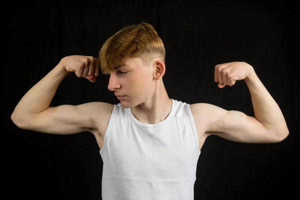 Portret Letniego Białego Nastolatka Kamizelce Bez Rękawów Napinającego Bicepsy Czarnego — Zdjęcie stockowe