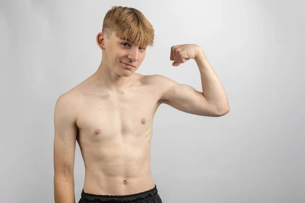 Porträt Eines Sportlichen Hemdslosen Teenagers Der Seinen Bizeps Beugt — Stockfoto