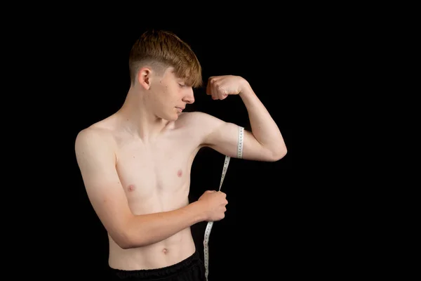 Porträt Eines Sportlichen Jungen Ohne Hemd Der Seinen Bizeps Misst — Stockfoto