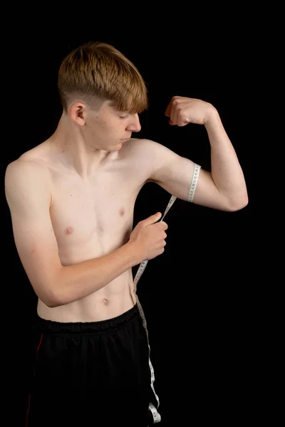 Porträtt Sportig Tröjlös Tonårspojke Som Mäter Sin Biceps — Stockfoto