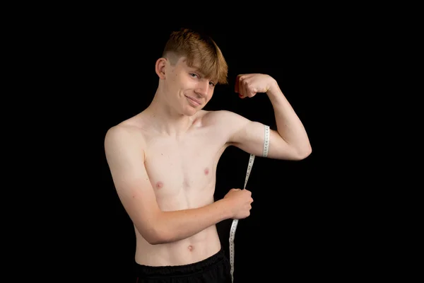 Potret Seorang Remaja Bertelanjang Dada Sporty Mengukur Bisepnya — Stok Foto