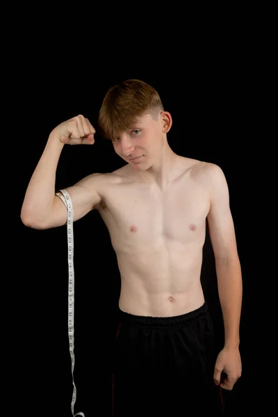 スポーティシャツレスティーンエイジの男の子の肖像画彼の二重を測定 — ストック写真