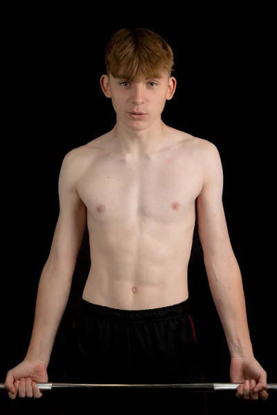 Portret Nastolatka Bez Koszulki Ćwiczącego Sztangi — Zdjęcie stockowe