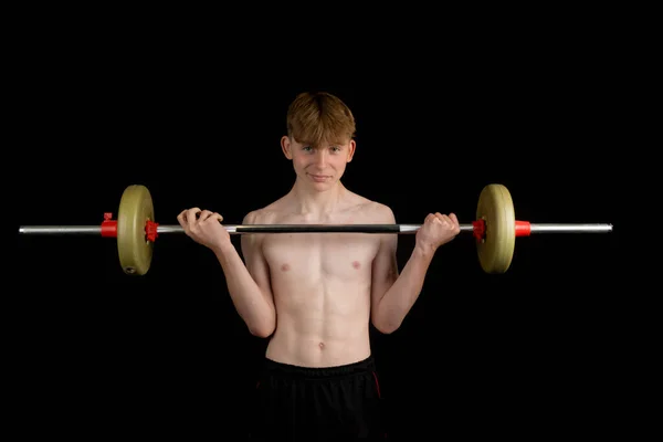 Portré Egy Sportos Félmeztelen Tinédzser Fiúról Aki Egy Súlyzóval Gyakorol — Stock Fotó
