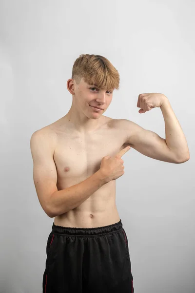 Portrét Sportovního Dospívajícího Chlapce Bez Trička Jak Ohýbá Biceps Zatímco — Stock fotografie