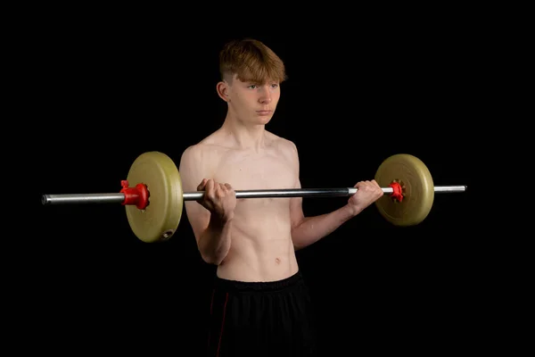 Portret Van Een Sportieve Shirtloze Tienerjongen Die Traint Met Een — Stockfoto