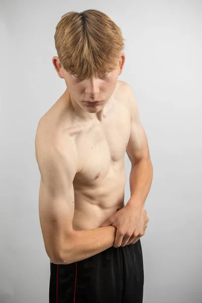 Retrato Adolescente Sin Camisa Deportivo Flexionando Sus Músculos —  Fotos de Stock