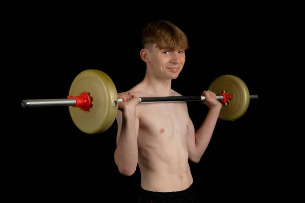 Portrét Sportovního Teenagera Bez Trička Který Cvičí Činkou — Stock fotografie