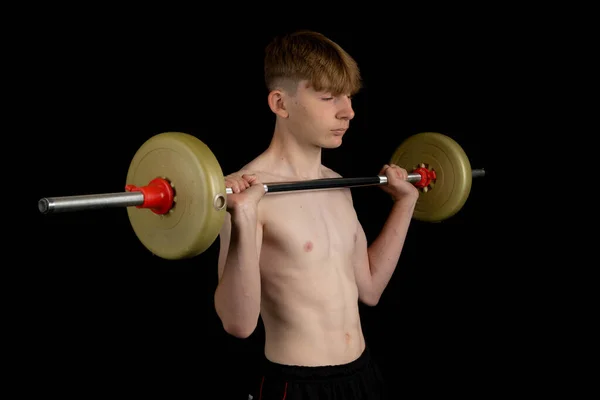 Retrato Adolescente Sem Camisa Desportivo Que Exercita Com Uma Campainha — Fotografia de Stock