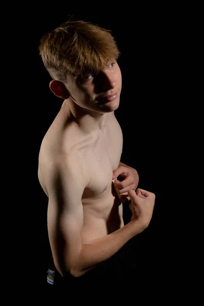 Portrét Sportovního Dospívajícího Chlapce Bez Trička Jak Ohýbá Svaly — Stock fotografie