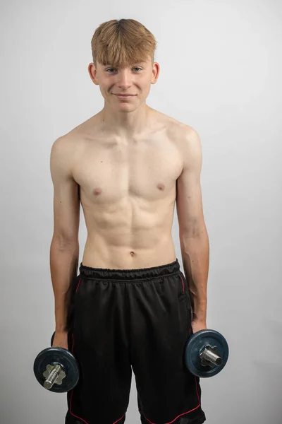 Porträt Eines Sportlichen Hemdlosen Teenagers Mit Hanteln — Stockfoto