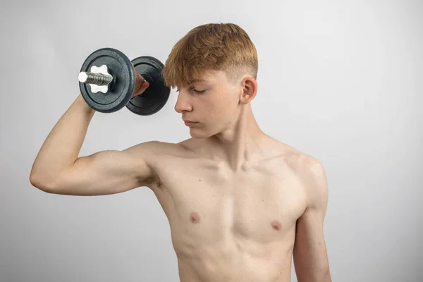 Spor Tişörtsüz Bir Gencin Portresi Dambılla Egzersiz Yapıyor — Stok fotoğraf