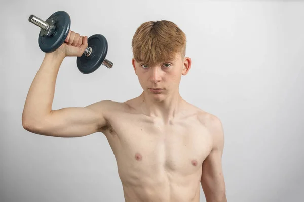 Porträt Eines Sportlichen Jungen Ohne Hemd Der Mit Einer Hantel — Stockfoto