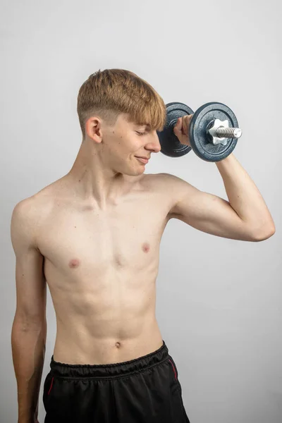 Porträt Eines Sportlichen Jungen Ohne Hemd Der Mit Einer Hantel — Stockfoto