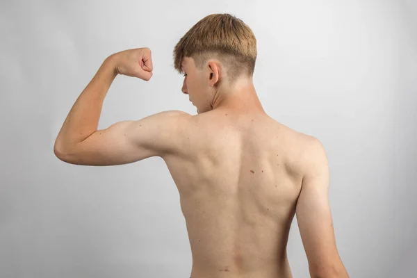 Portrait Adolescent Sportif Torse Fléchissant Son Biceps Par Derrière — Photo
