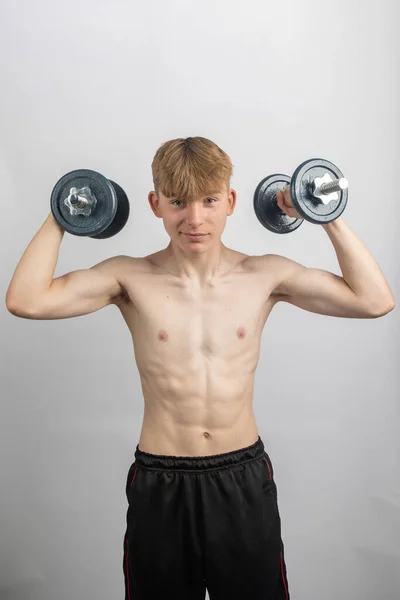 Πορτρέτο Ενός Αθλητικού Έφηβου Αγοριού Χωρίς Πουκάμισο Που Γυμνάζεται Αλτήρες — Φωτογραφία Αρχείου