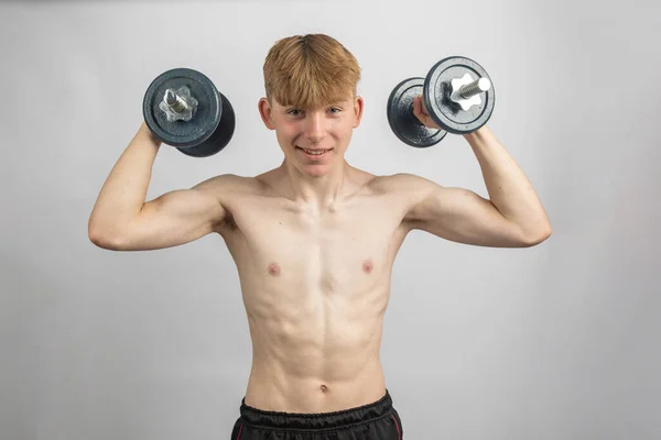 Porträt Eines Sportlichen Jungen Ohne Hemd Der Mit Hanteln Trainiert — Stockfoto