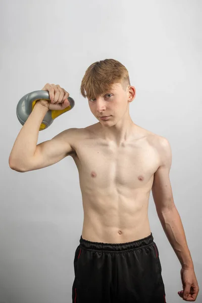 Kettlebell Kaldıran Spor Tişörtsüz Bir Gencin Portresi — Stok fotoğraf