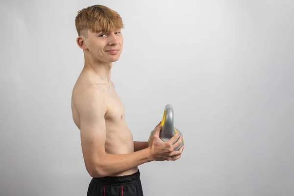 Porträt Eines Sportlichen Hemdslosen Teenagers Mit Einer Wasserstoffglocke — Stockfoto