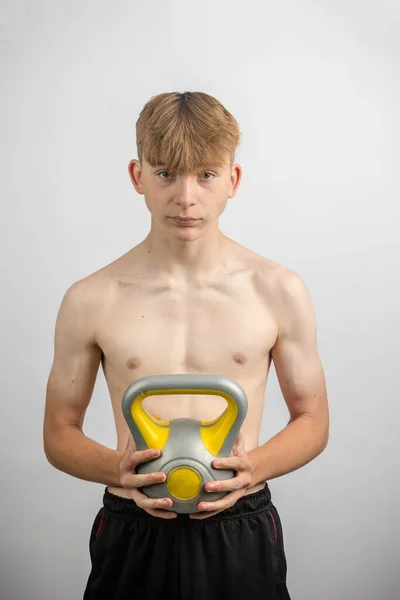 Πορτρέτο Ενός Αθλητικού Έφηβου Χωρίς Πουκάμισο Που Κρατάει Ένα Κέτλμπελ — Φωτογραφία Αρχείου