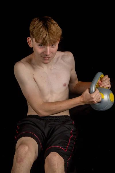 Portrét Sportovního Dospívajícího Chlapce Bez Trička Jak Dělá Ruské Zvraty — Stock fotografie