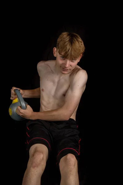 Portrét Sportovního Dospívajícího Chlapce Bez Trička Jak Dělá Ruské Zvraty — Stock fotografie