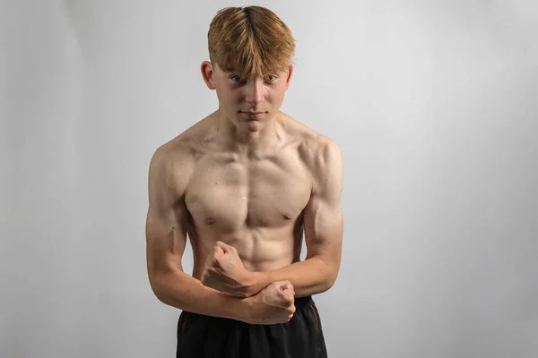 Retrato Adolescente Sem Camisa Esportivo Flexionando Seus Músculos — Fotografia de Stock