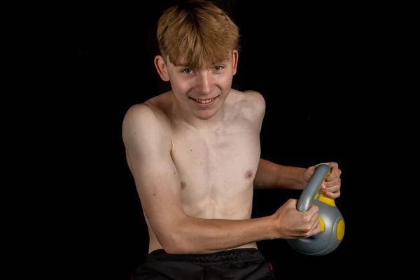 Porträt Eines Sportlichen Jungen Ohne Hemd Der Russische Twists Macht — Stockfoto