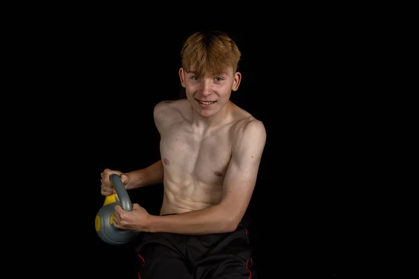 Portret Van Een Sportieve Shirtloze Tiener Jongen Doen Russische Twists — Stockfoto