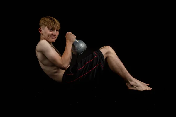 Πορτρέτο Ενός Αθλητικού Έφηβου Χωρίς Πουκάμισο Που Κάνει Ρωσικές Στριπτίζ — Φωτογραφία Αρχείου