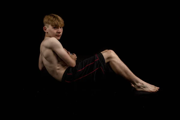 Πορτρέτο Ενός Αθλητικού Έφηβου Χωρίς Πουκάμισο Που Κάνει Ρωσικές Στριπτίζ — Φωτογραφία Αρχείου