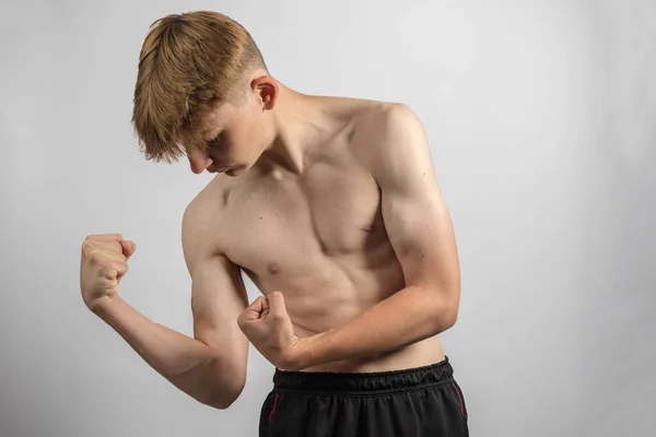 Kaslarını Esneten Spor Tişörtsüz Bir Gencin Portresi — Stok fotoğraf